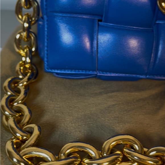 Bottega Veneta Padded Chain Cassette in Royal blue and gold - Picture 4 of 10